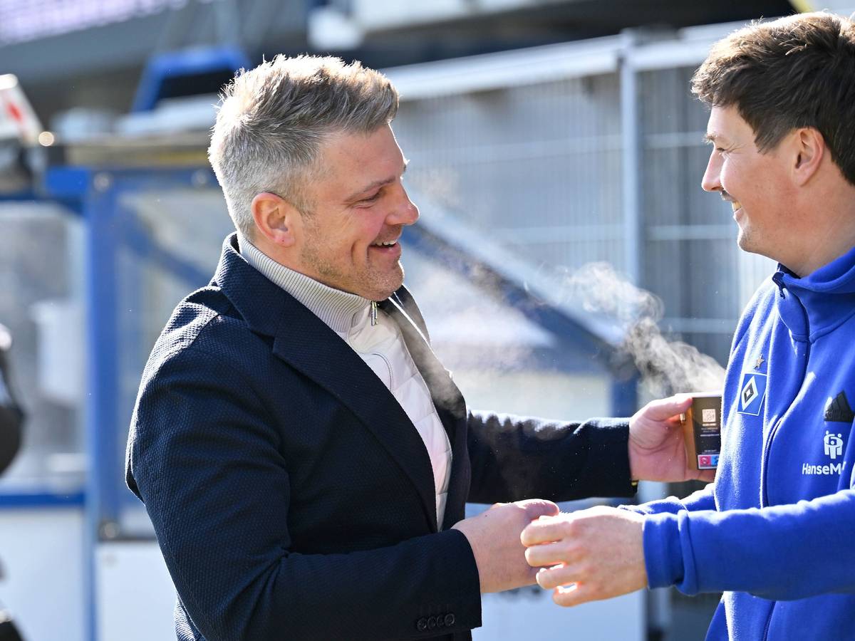 Lukas Kwasniok und Merlin Polzin beim freundschaftlichen Handshake.