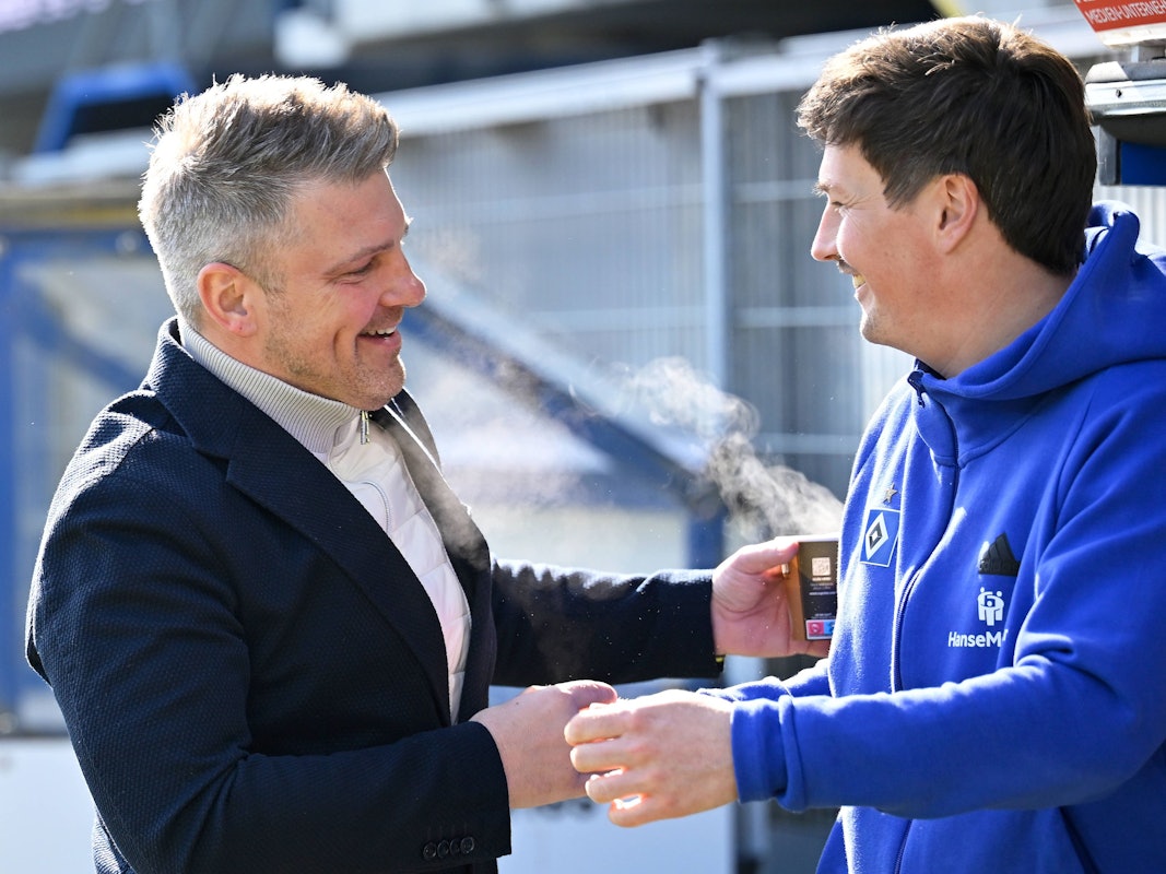 Lukas Kwasniok und Merlin Polzin beim freundschaftlichen Handshake.