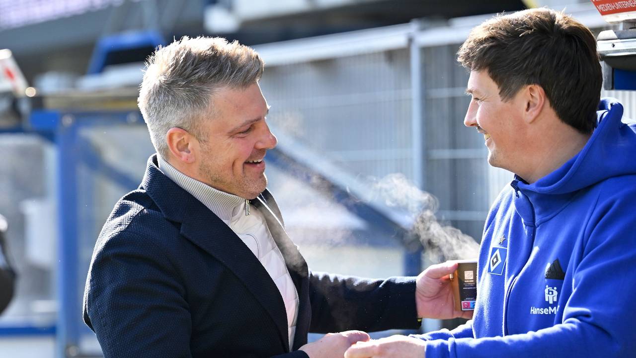 Lukas Kwasniok und Merlin Polzin beim freundschaftlichen Handshake.