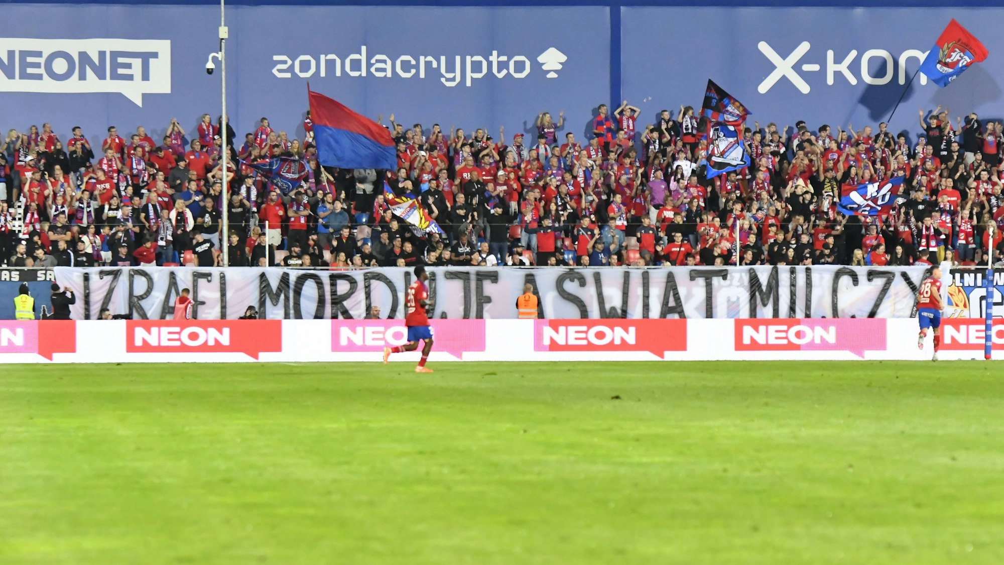 Auf einem Banner in polnischer Sprache steht: „Israel mordet, und die Welt schweigt“