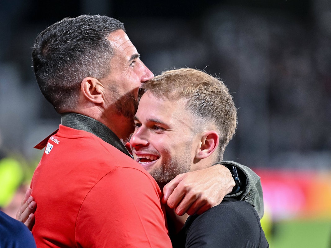 Leo Scienza wird von Norman Theuerkauf umarmt.