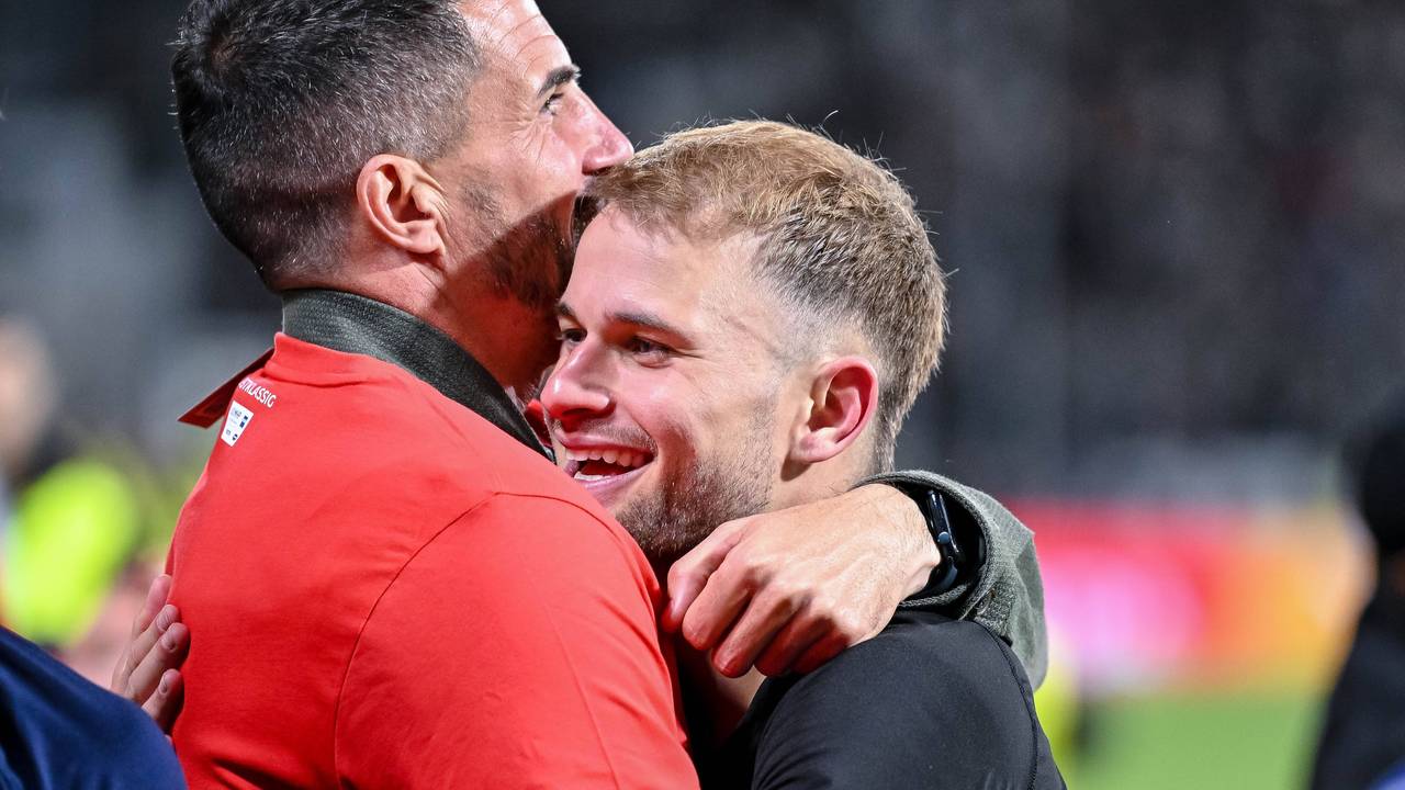 Leo Scienza wird von Norman Theuerkauf umarmt.