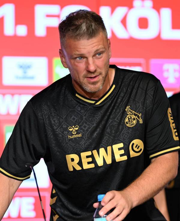 Lukas Kwasniok erschien am Freitag zur Pressekonferenz im neuen Dom-Trikot des 1. FC Köln.