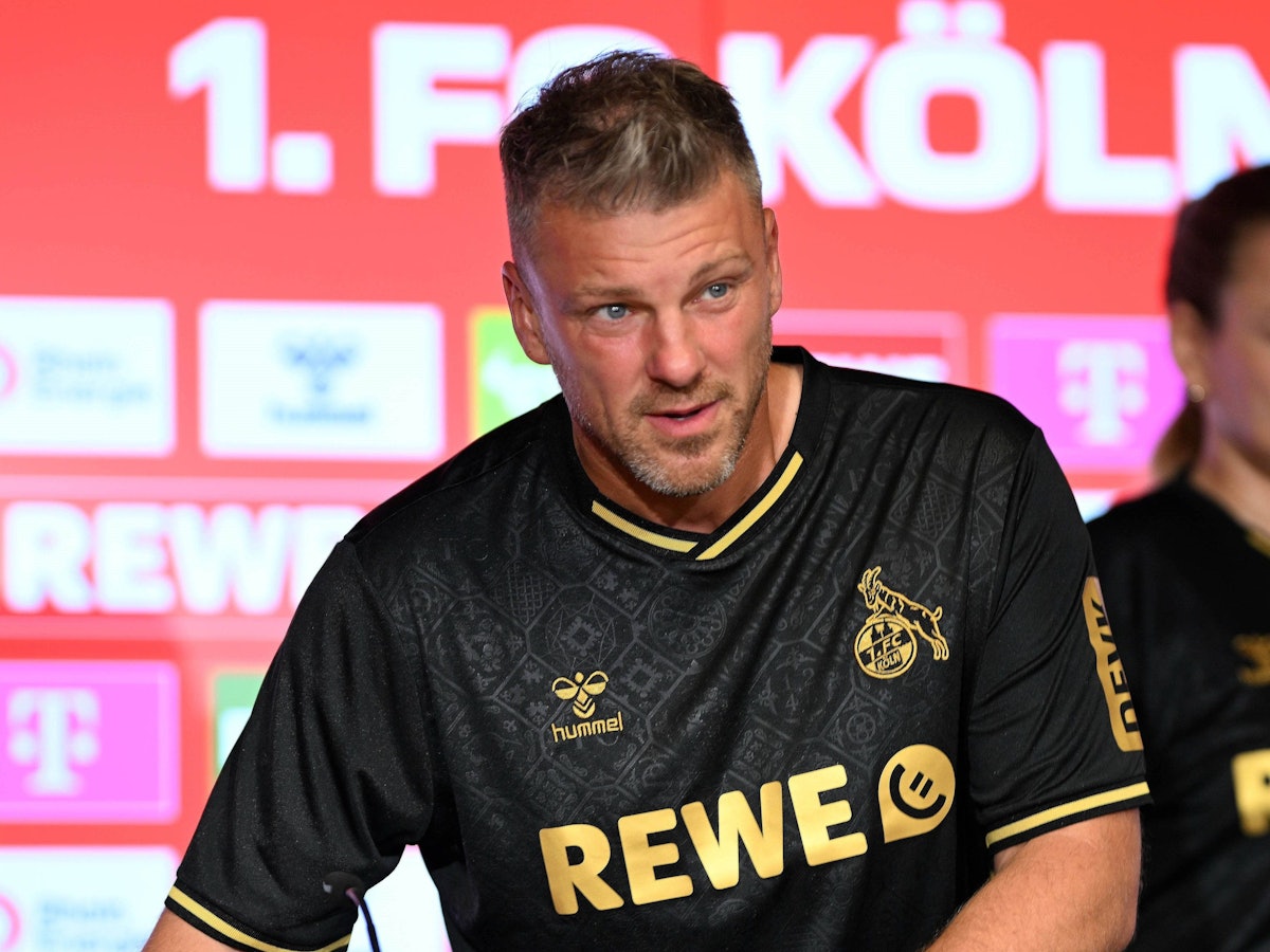 Lukas Kwasniok erschien am Freitag zur Pressekonferenz im neuen Dom-Trikot des 1. FC Köln.