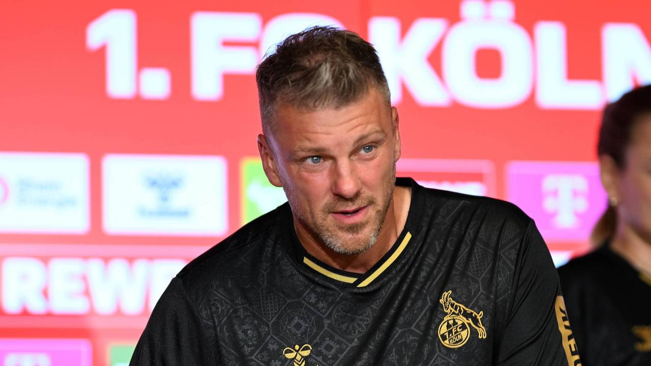 Lukas Kwasniok erschien am Freitag zur Pressekonferenz im neuen Dom-Trikot des 1. FC Köln.