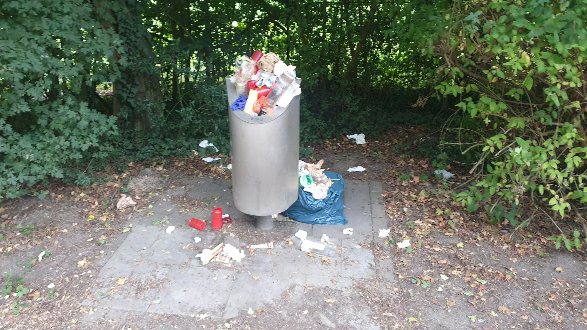 Ein überfüllter Mülleimer am Südfriedhof in Köln