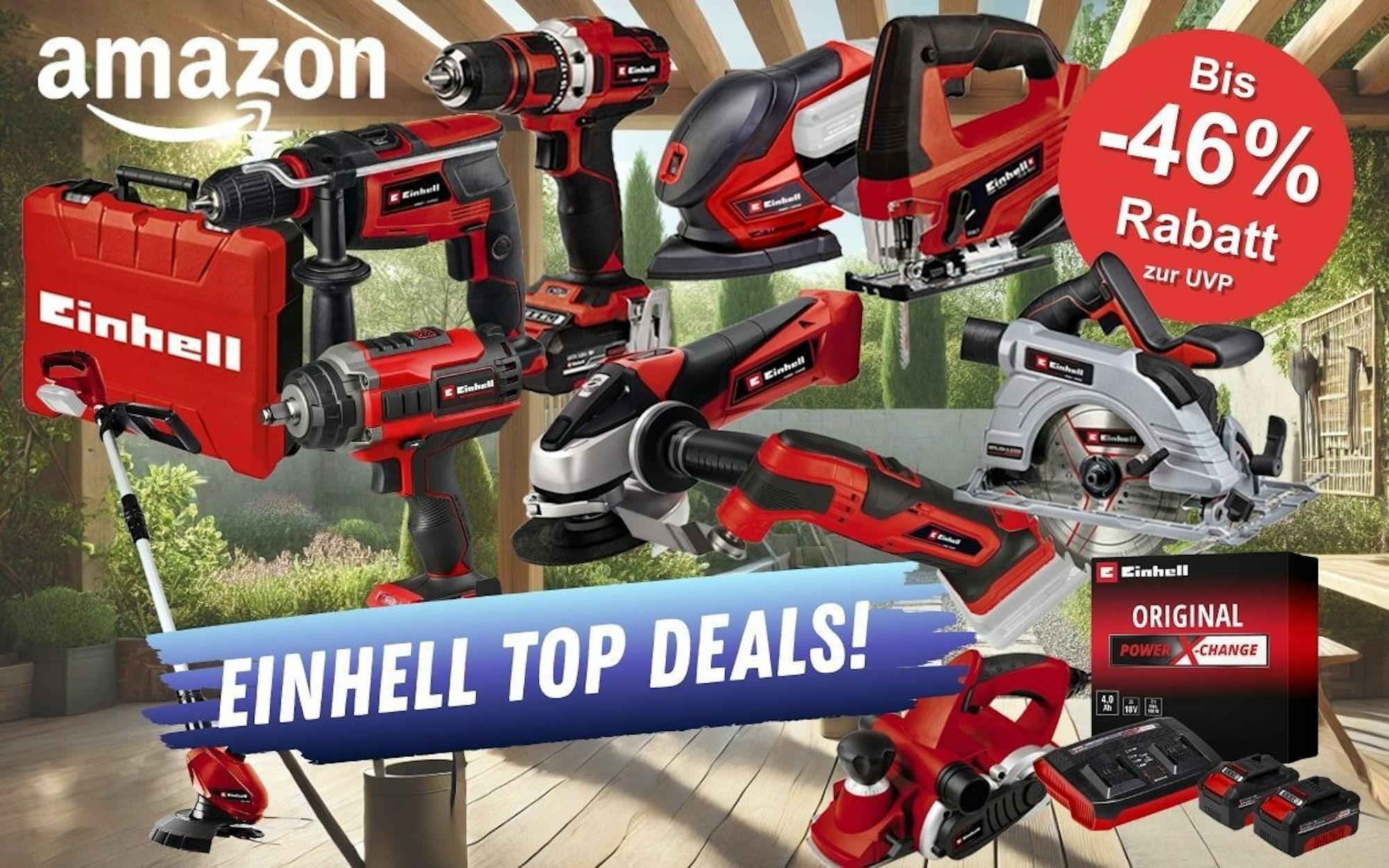 Einhell Werkzeug vor einer Holzterrasse mit Dach und gepflegtem Garten dahinter. Zu sehen sind Einhell Akku Bohrschrauber, Stichsäge, Rasentrimmer, Akku Starter-Set mit Ladegerät, Elektrohobel, Kreissäge, Winkelschleifer, Multifunktionswerkzeug, Werkzeugkoffer.
