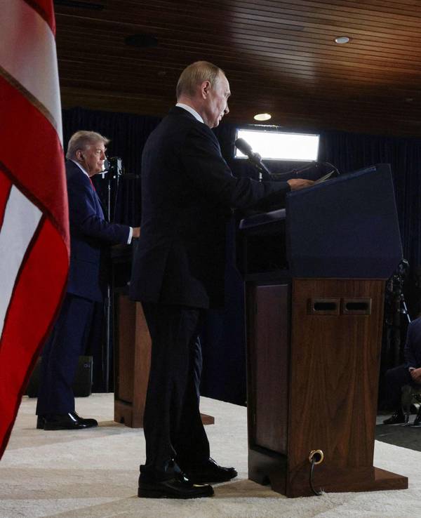 Auf diesem von der russischen Staatsagentur Sputnik verbreiteten Foto geben US-Präsident Donald Trump (links) und der russische Präsident Wladimir Putin am 15. August im Anschluss an ein Gipfeltreffen eine gemeinsame Pressekonferenz ab.