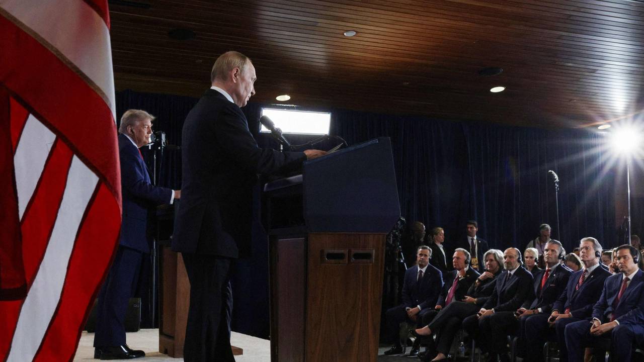 Auf diesem von der russischen Staatsagentur Sputnik verbreiteten Foto geben US-Präsident Donald Trump (links) und der russische Präsident Wladimir Putin am 15. August im Anschluss an ein Gipfeltreffen eine gemeinsame Pressekonferenz ab.