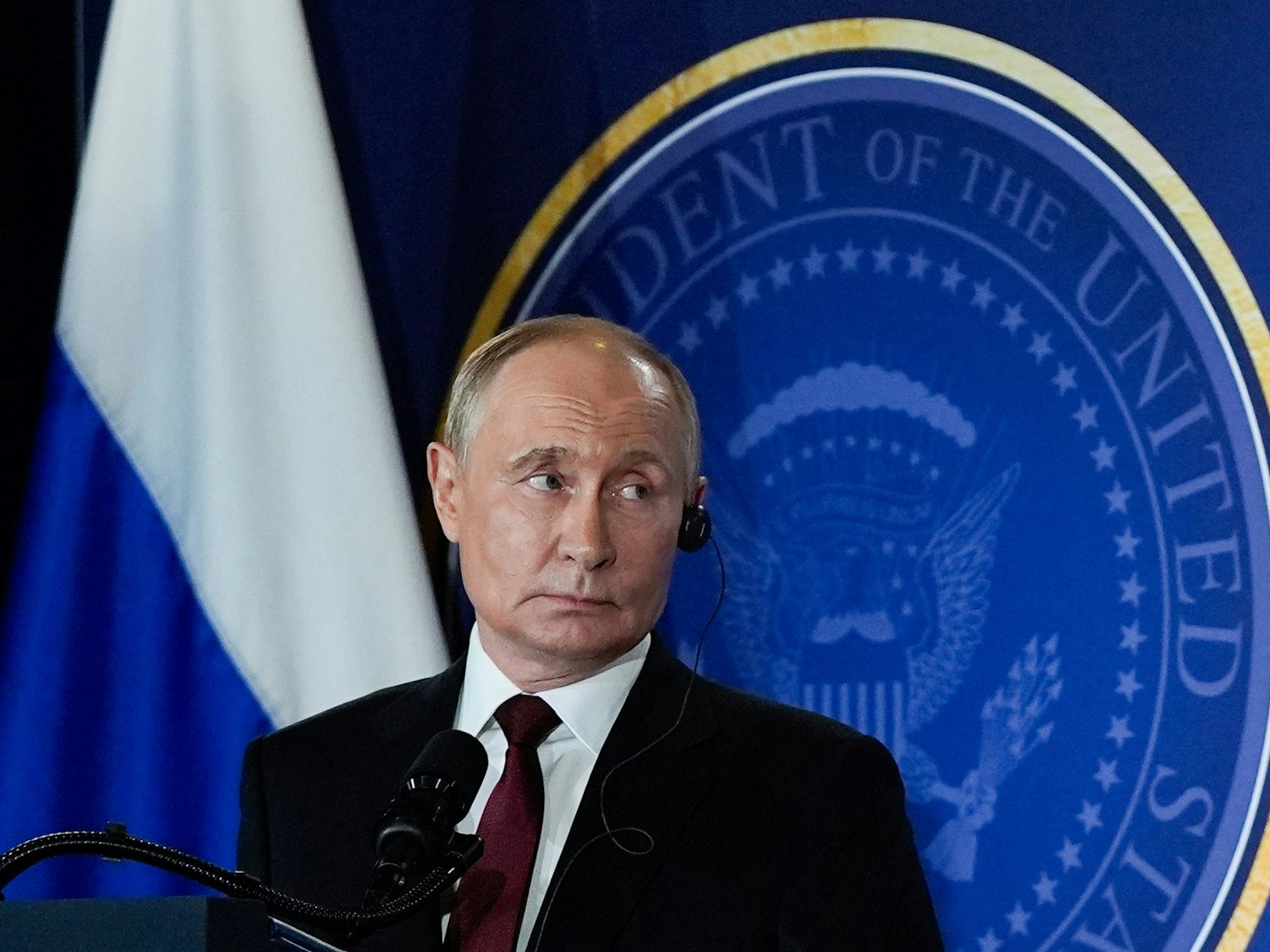 Der russische Präsident Wladimir Putin hört zu während einer Pressekonferenz mit US-Präsident Trump auf der Joint Base Elmendorf-Richardson.