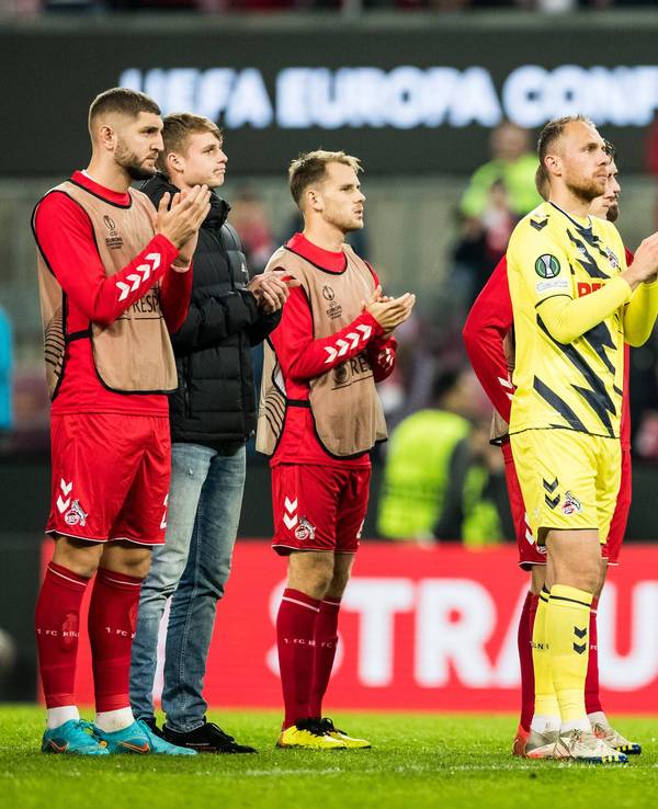 Rijad Smajic und FC-Mitspieler verabschieden sich bei den Köln-Fans.