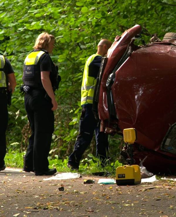 Ein Toyota liegt auf der Seite nach einem Unfall in Kürten