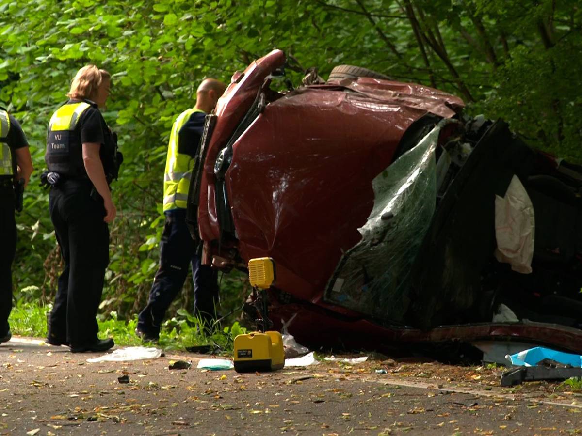 Ein Toyota liegt auf der Seite nach einem Unfall in Kürten