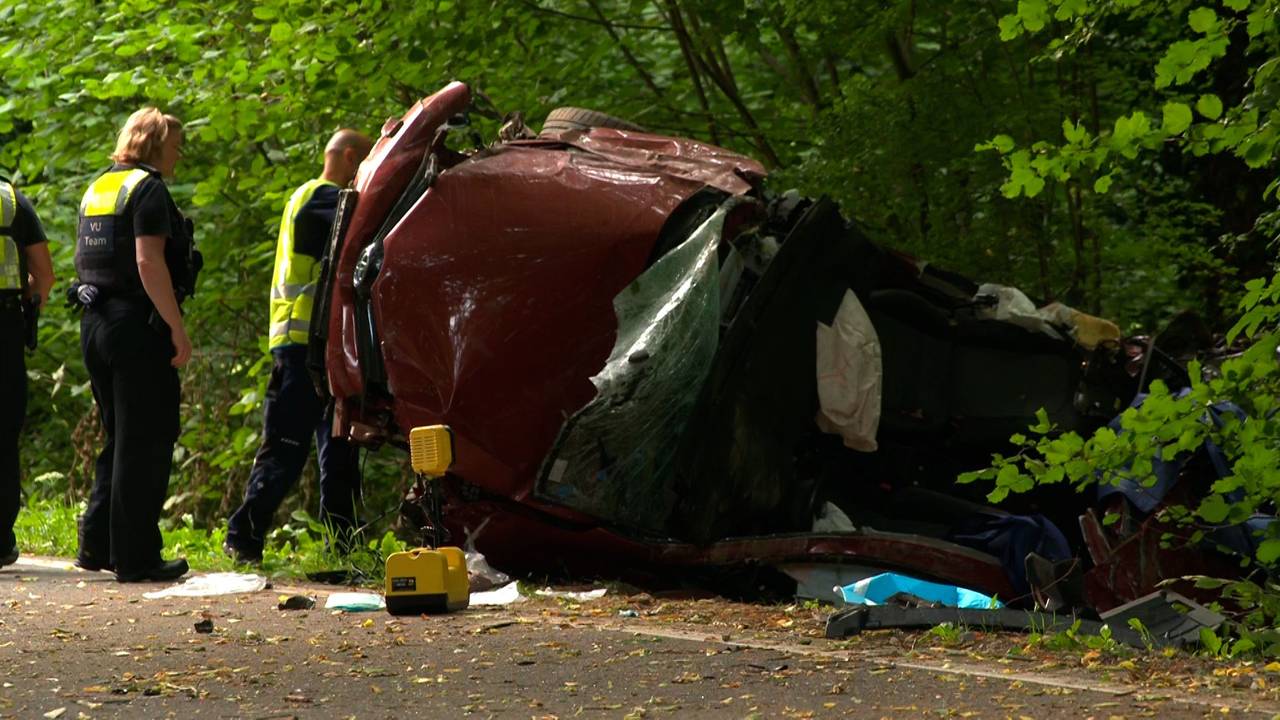 Ein Toyota liegt auf der Seite nach einem Unfall in Kürten