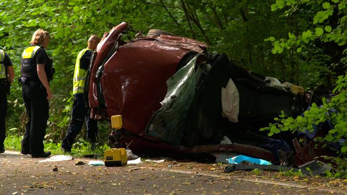 Ein Toyota liegt auf der Seite nach einem Unfall in Kürten