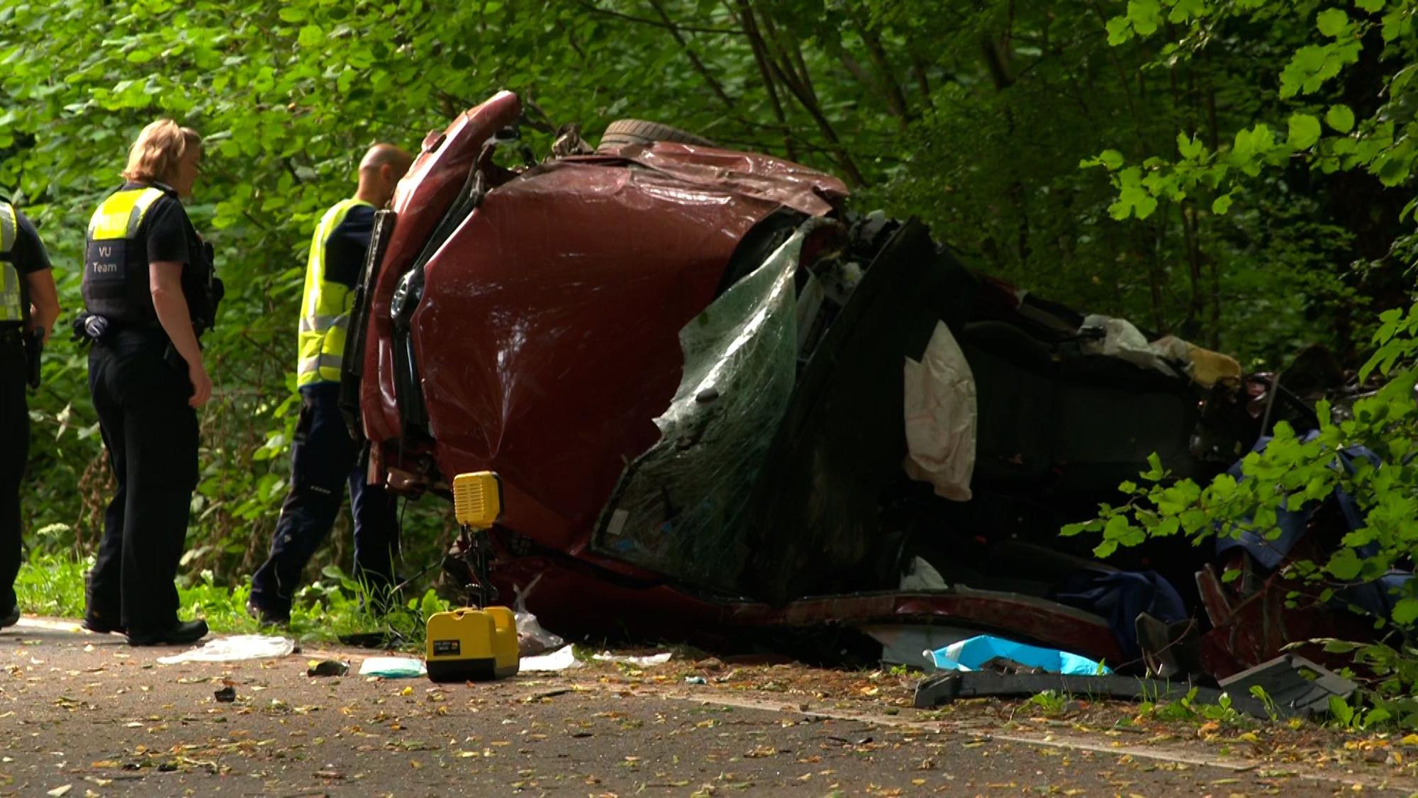 Ein Toyota liegt auf der Seite nach einem Unfall in Kürten