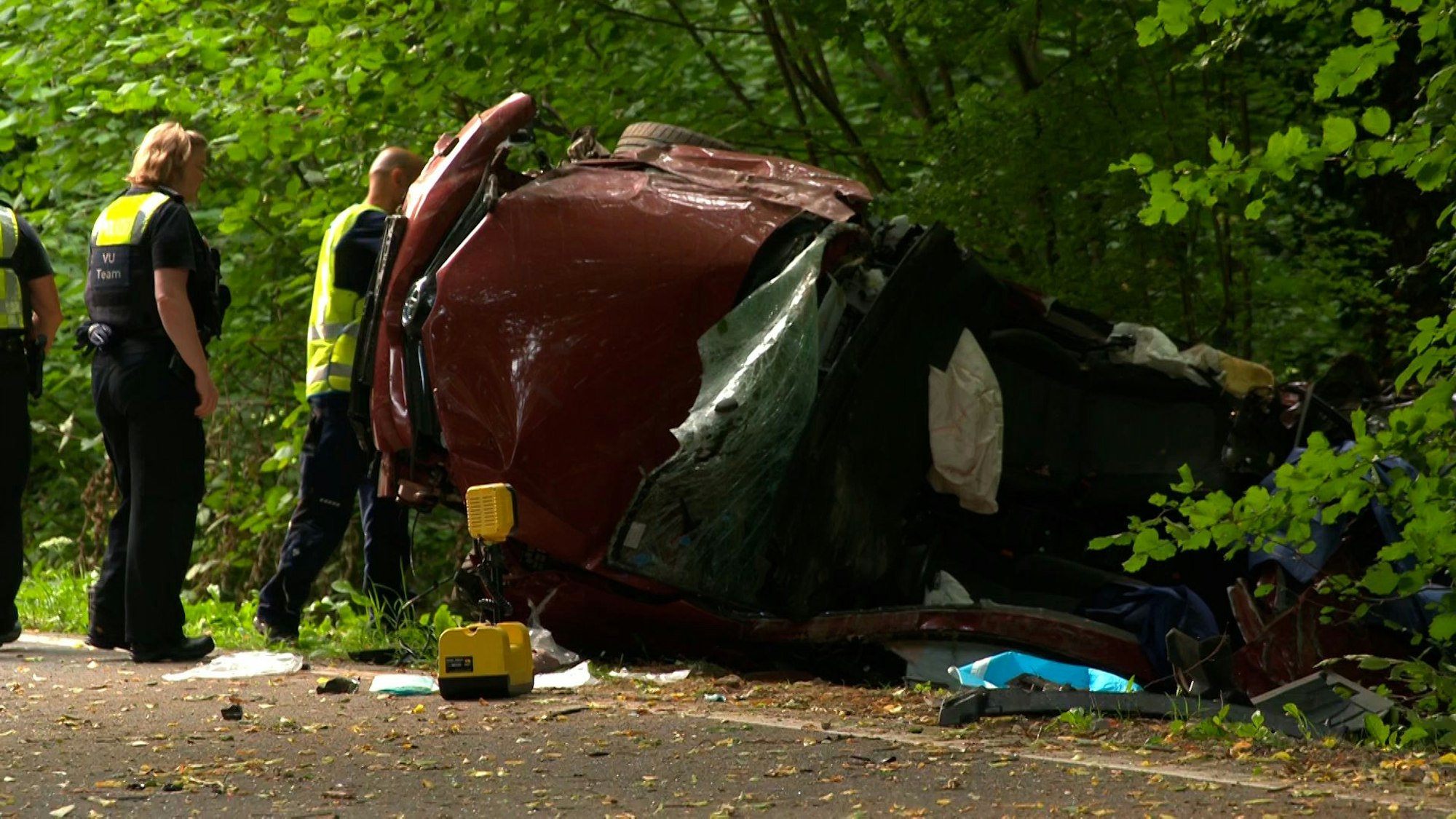 Ein Toyota liegt auf der Seite nach einem Unfall in Kürten