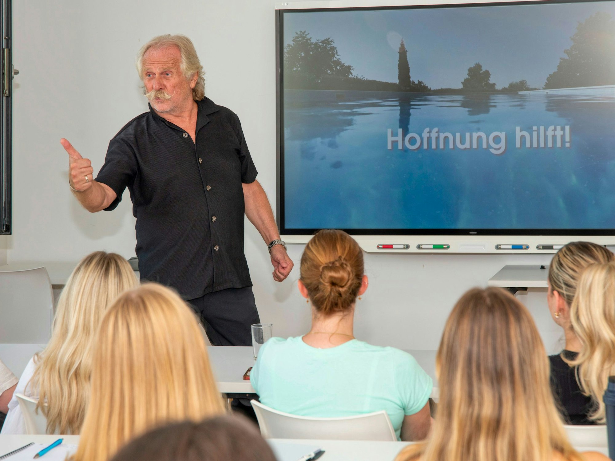 Henning Krautmacher hält einen Vortrag an der Uni Bonn.