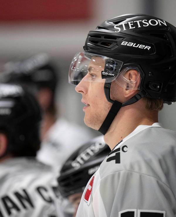 Jan Luca Sennhenn hat sich im Test gegen Tappara Tampere schwer verletzt.