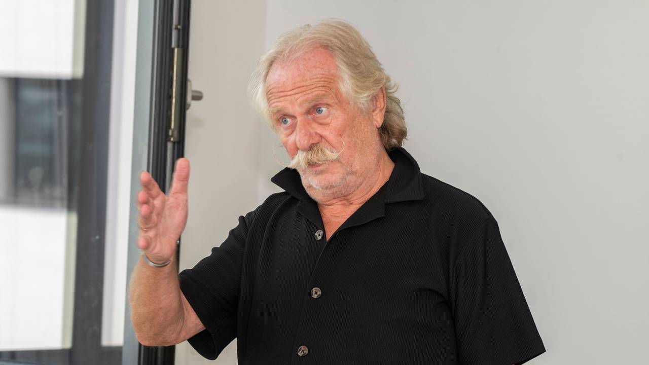 Henning Krautmacher hält einen Vortrag vor Studierenden.