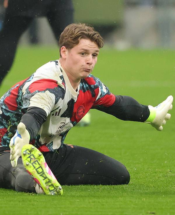 Jonas Urbig beim Aufwärmen im Dress des FC Bayern München.