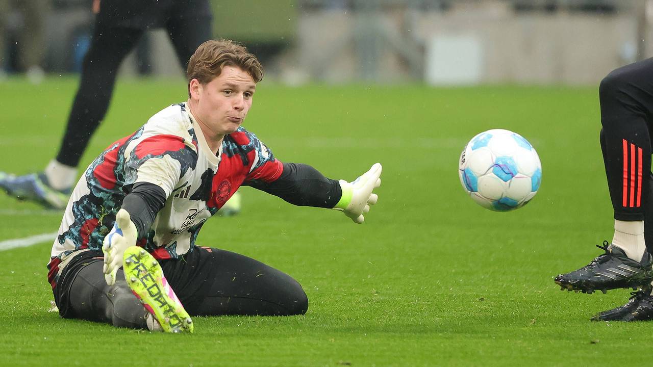 Jonas Urbig beim Aufwärmen im Dress des FC Bayern München.