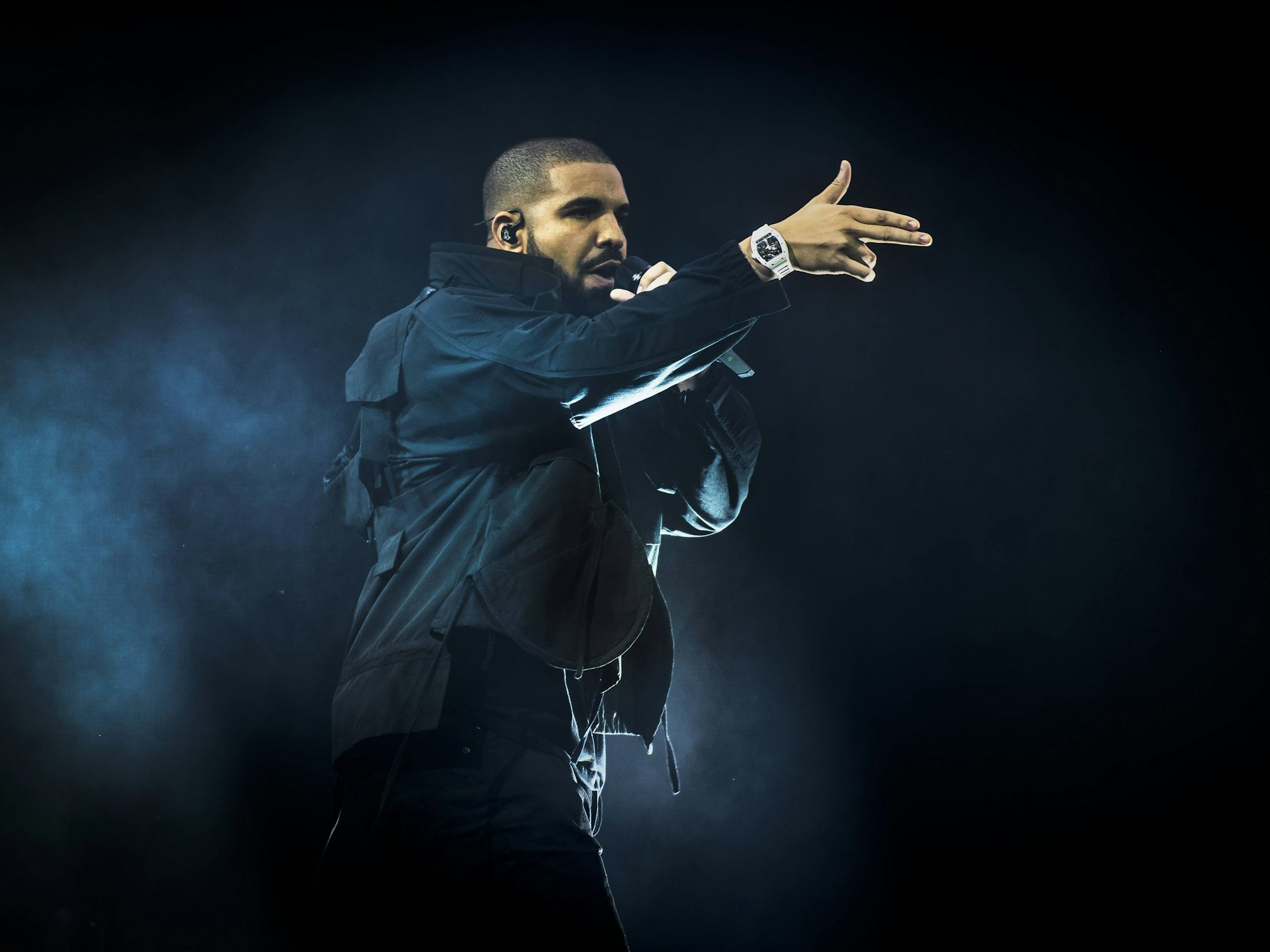 Drake bei einem Auftritt auf der Bühne.