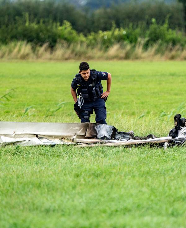 Beim Absturz eines motorisierten Leichtflugzeugs im nordrhein-westfälischen Kranenburg sind zwei Menschen ums Leben gekommen.