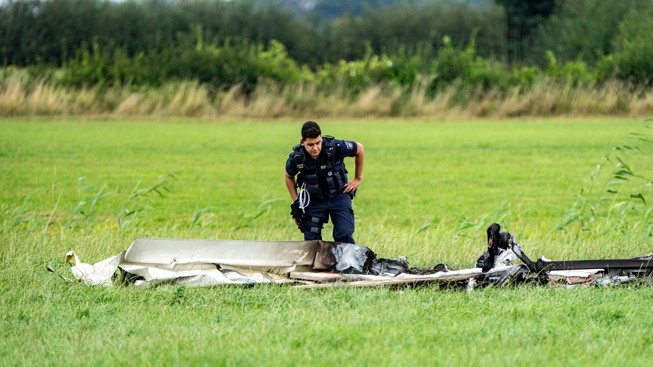 Beim Absturz eines motorisierten Leichtflugzeugs im nordrhein-westfälischen Kranenburg sind zwei Menschen ums Leben gekommen.