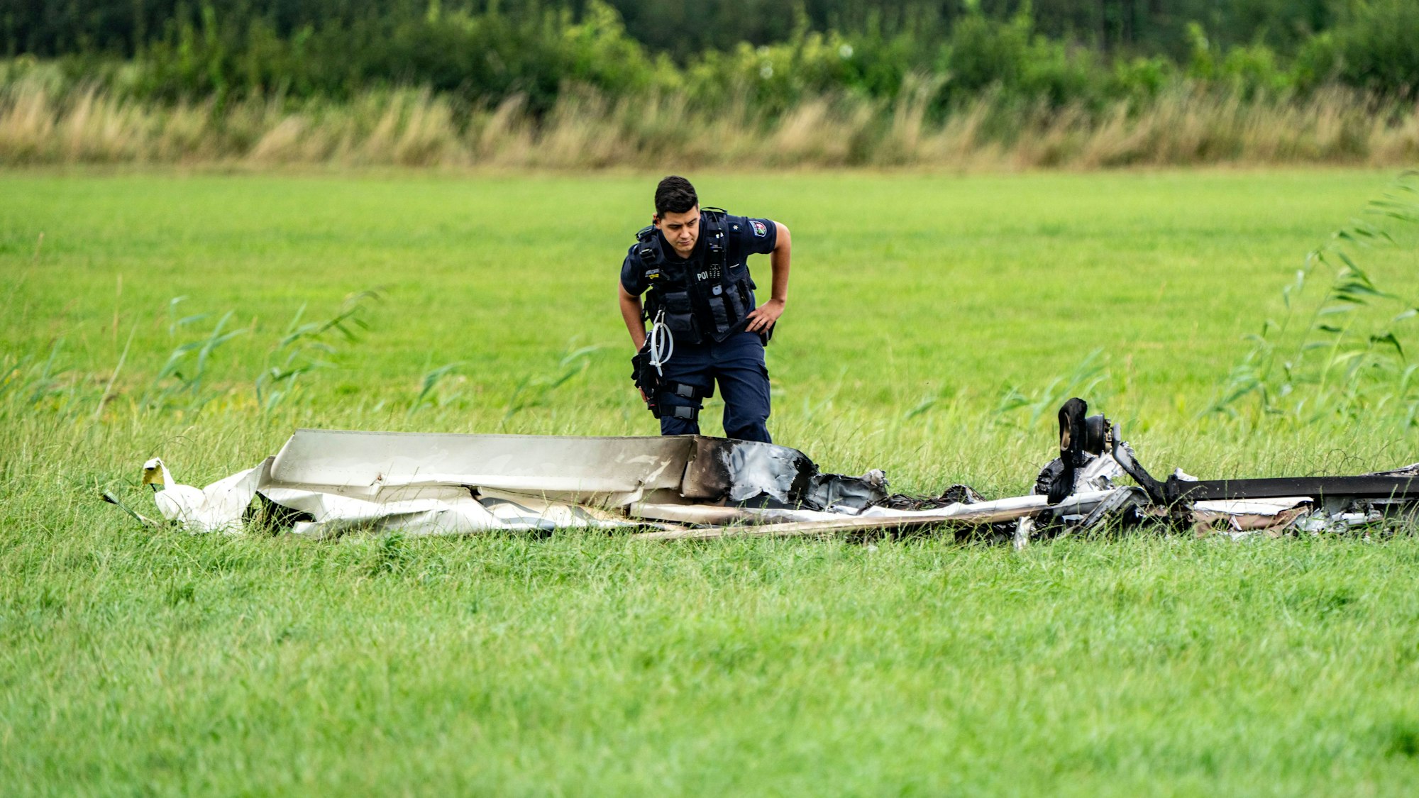 Beim Absturz eines motorisierten Leichtflugzeugs im nordrhein-westfälischen Kranenburg sind zwei Menschen ums Leben gekommen.