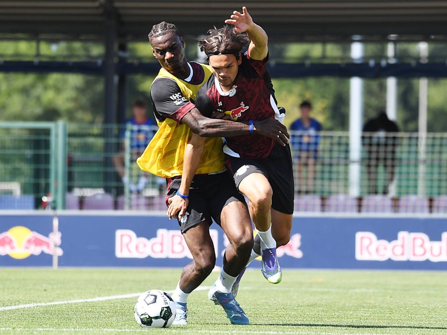 Zweikampf um den Ball zwischen Ezechiel Banzuzi und Max Finkgräfe.