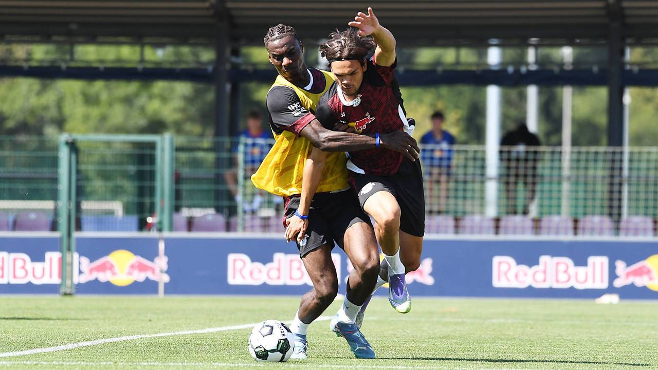 Zweikampf um den Ball zwischen Ezechiel Banzuzi und Max Finkgräfe.