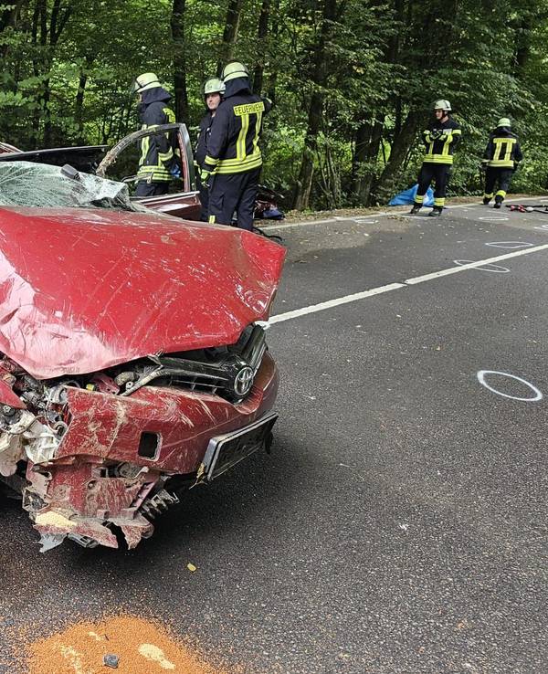 Ein Autowrack steht auf der Dürschtalstraße bei Kürten-Dürscheid.