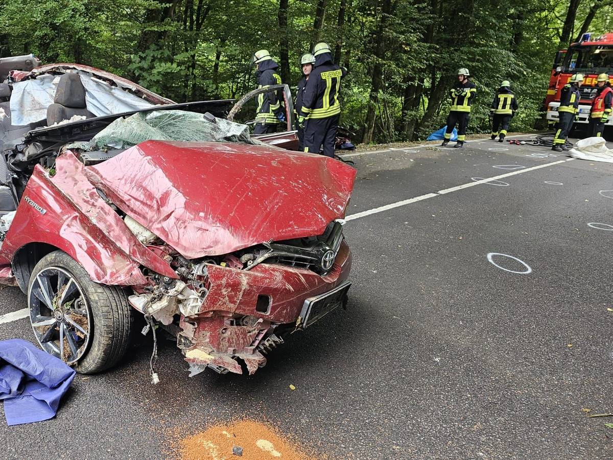 Ein Autowrack steht auf der Dürschtalstraße bei Kürten-Dürscheid.