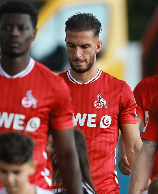 Ragnar Ache, Leart Pacarada und Florian Kainz gehen vor einem Testspiel auf den Platz.