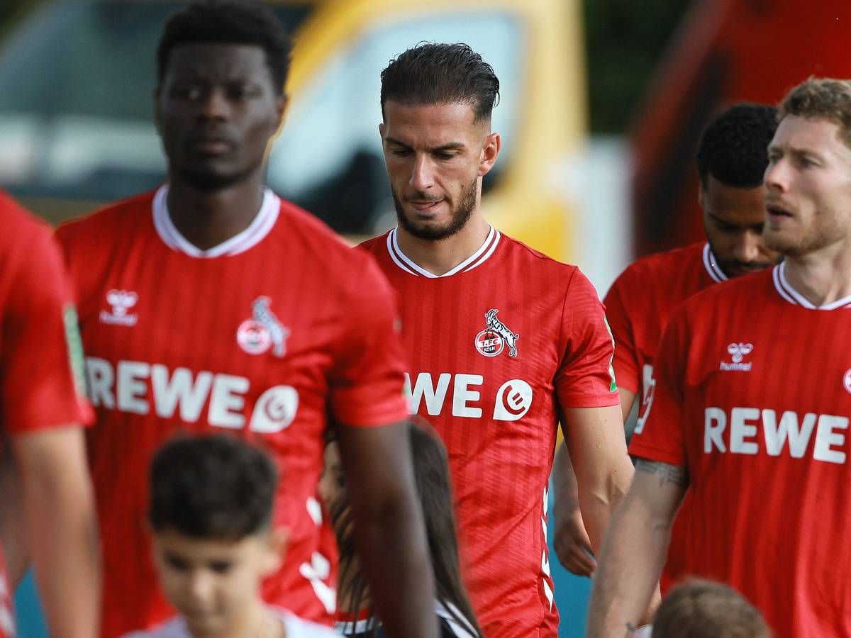 Ragnar Ache, Leart Pacarada und Florian Kainz gehen vor einem Testspiel auf den Platz.