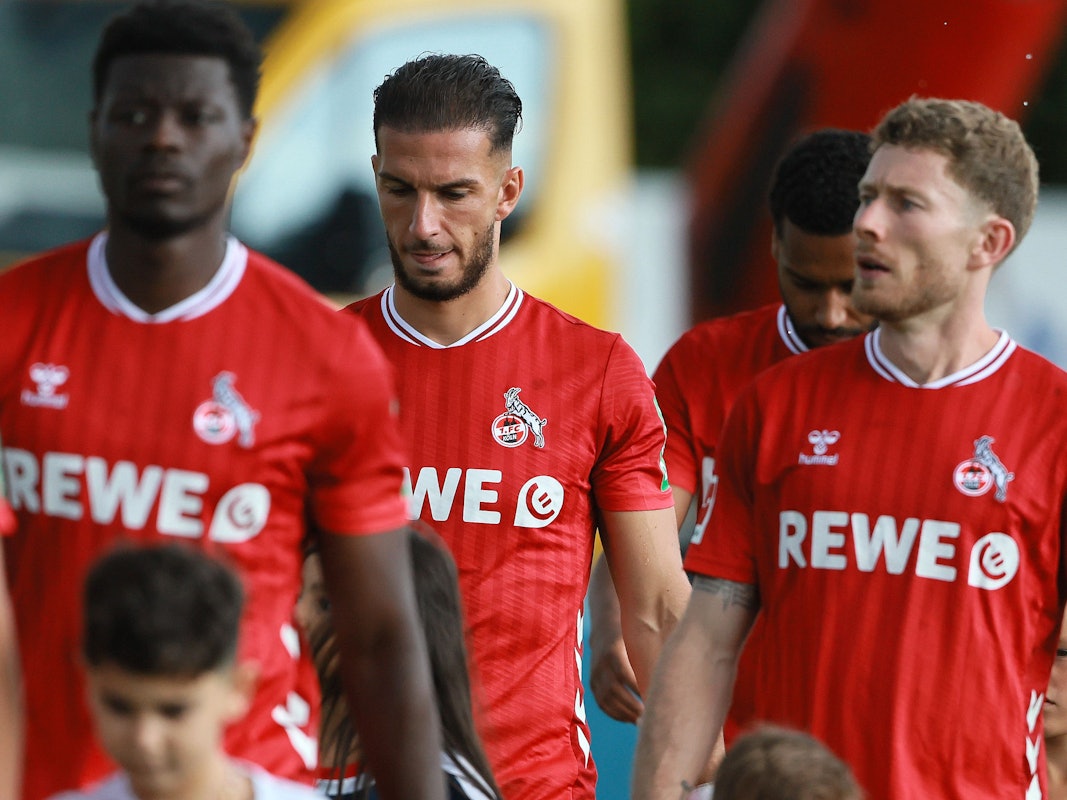 Ragnar Ache, Leart Pacarada und Florian Kainz gehen vor einem Testspiel auf den Platz.