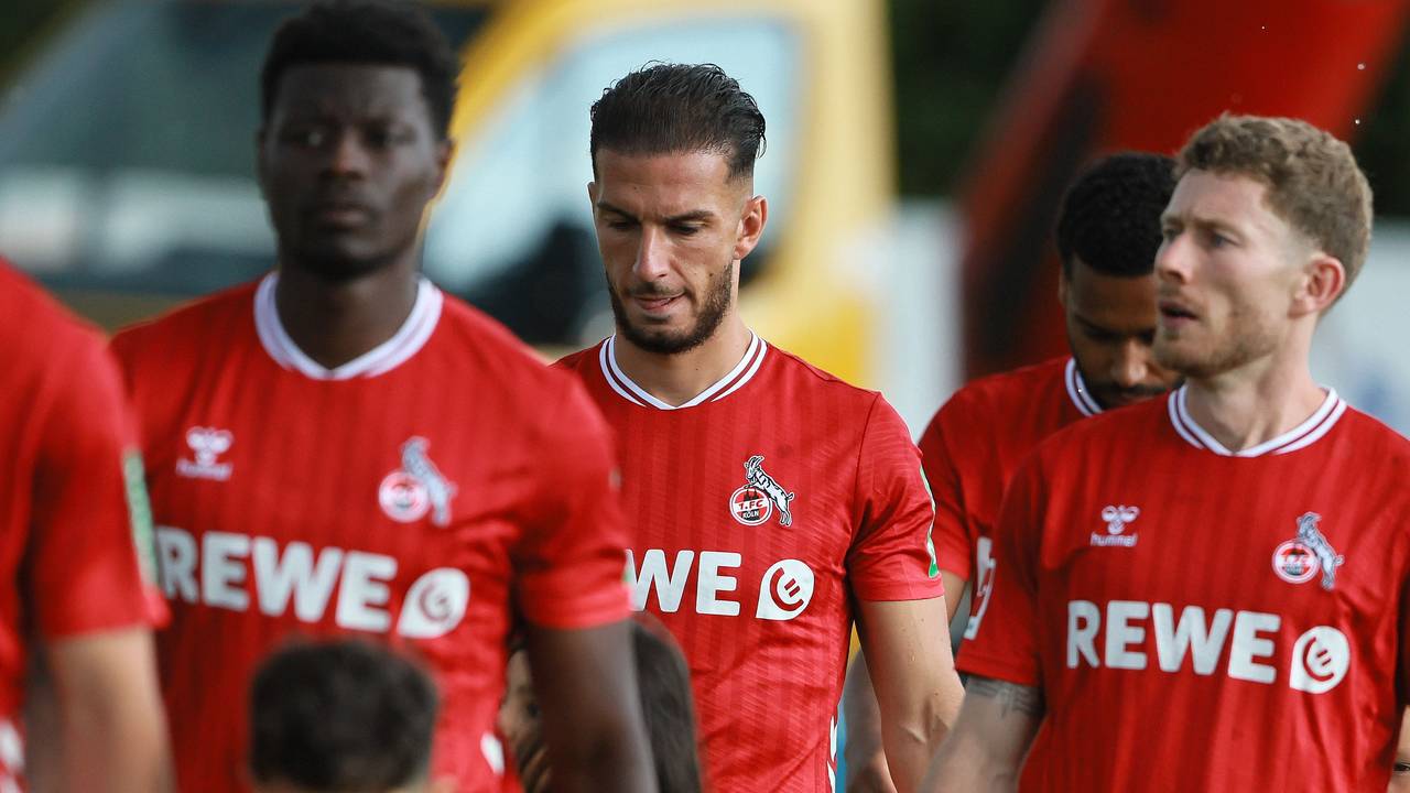 Ragnar Ache, Leart Pacarada und Florian Kainz gehen vor einem Testspiel auf den Platz.