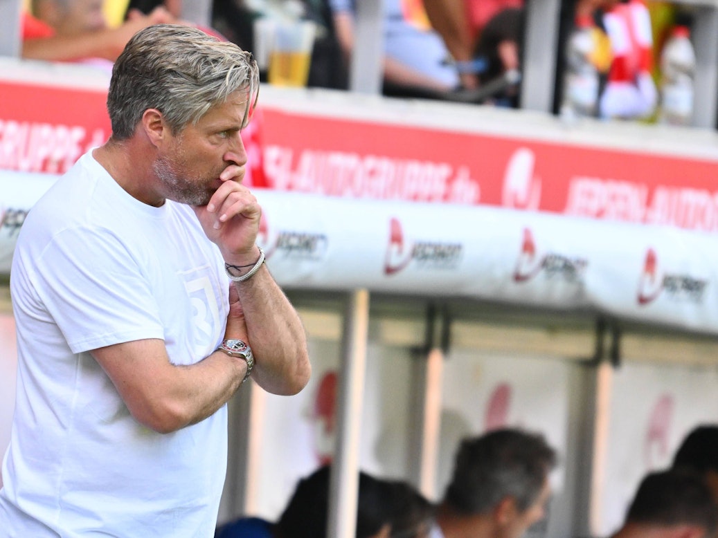 Michael Wimmer steht nachdenklich an der Seitenlinie.