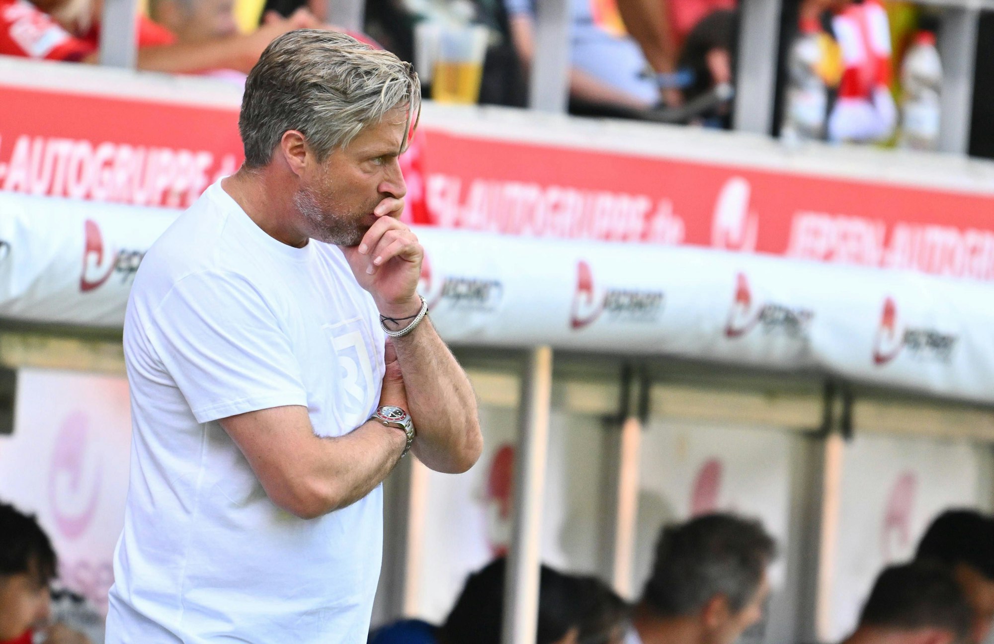 Michael Wimmer steht nachdenklich an der Seitenlinie.