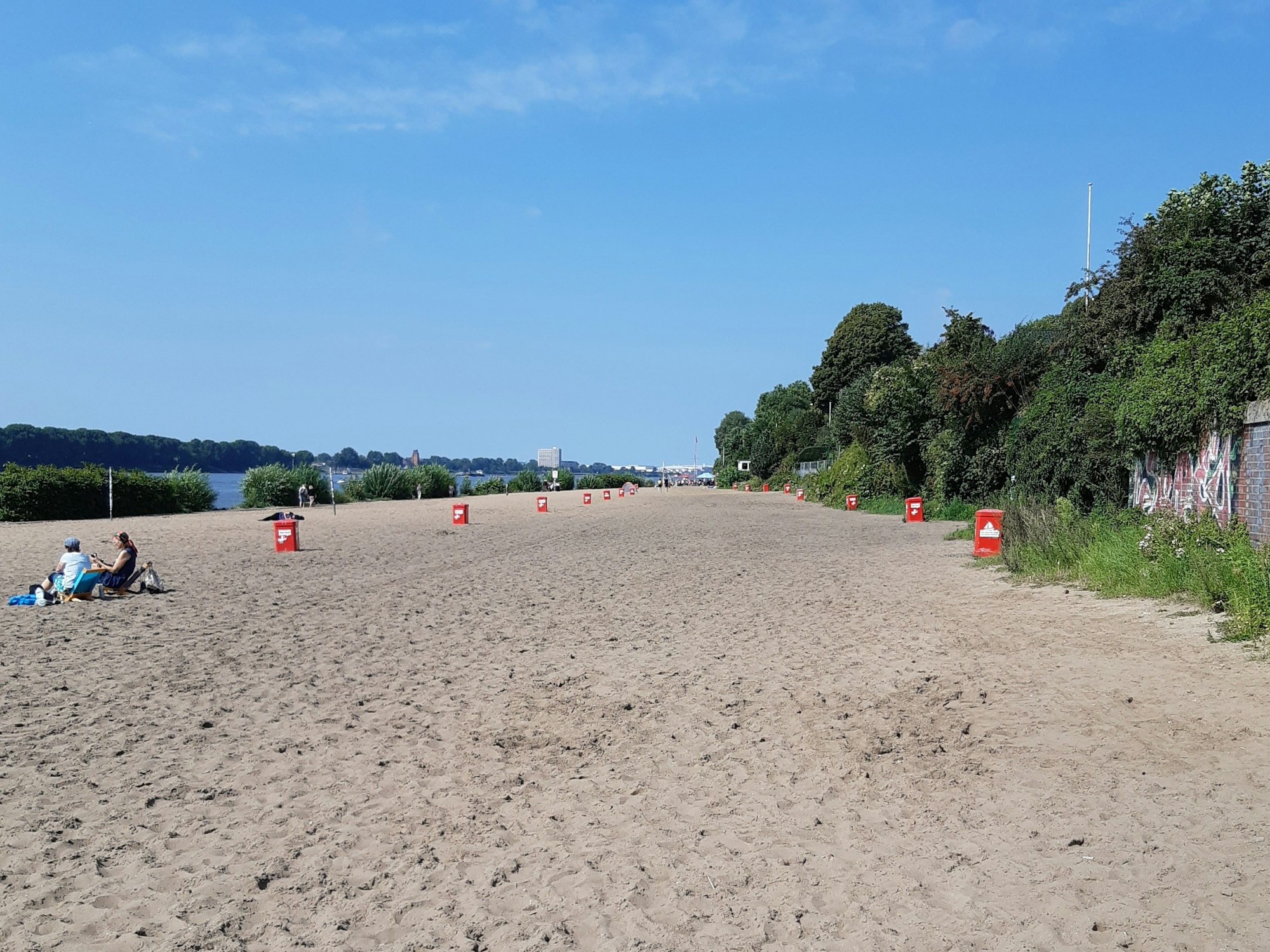 Am Hamburger Elbstrand stehen zahlreiche Mülleimer und Tonnen, der Sand ist sauber. So kann es in einer Großstadt auch aussehen, meint Leserreporter Dietmar Hamper.