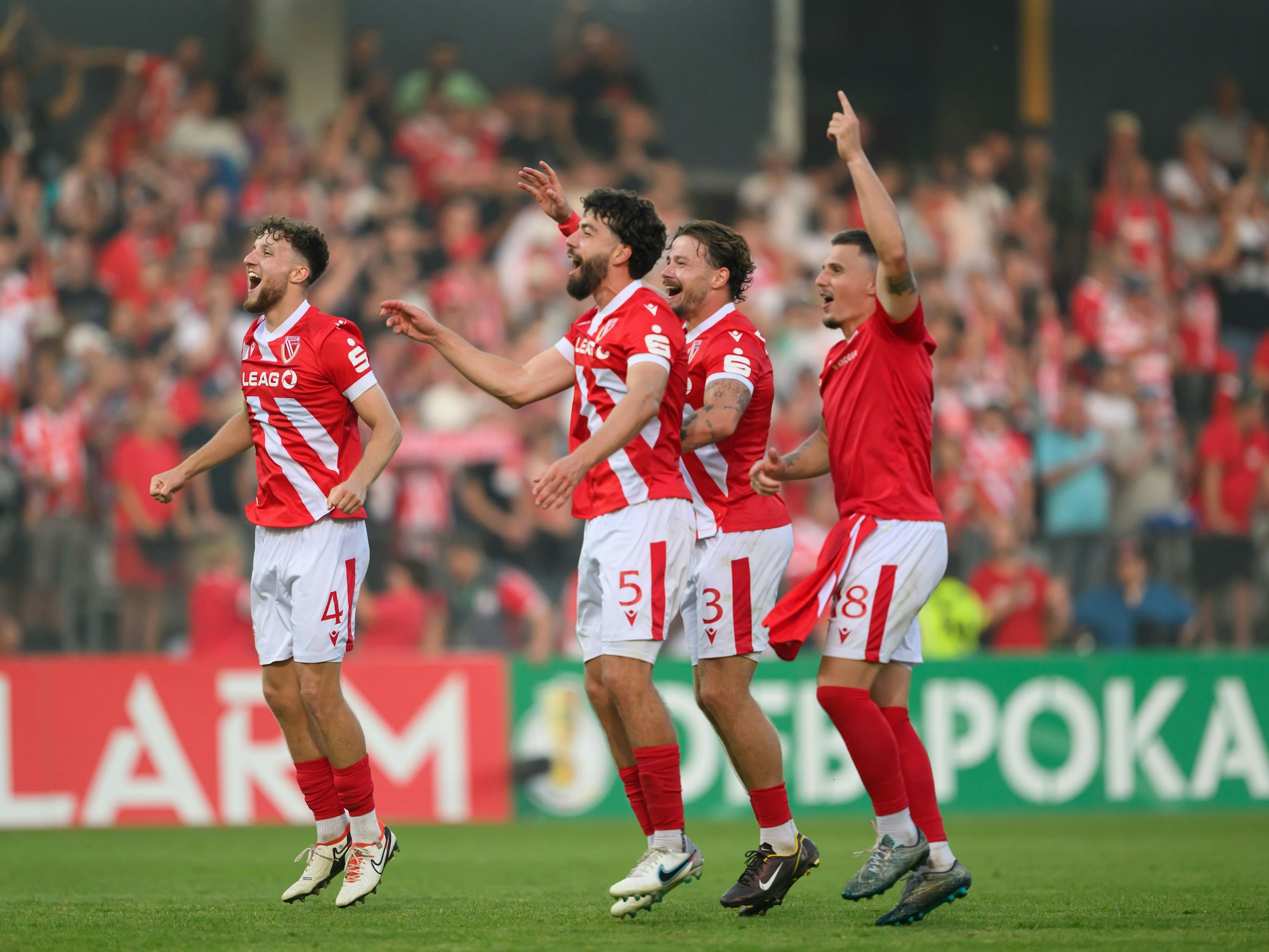 Die Profis von Energie Cottbus feiern den Sieg gegen Hannover 96.