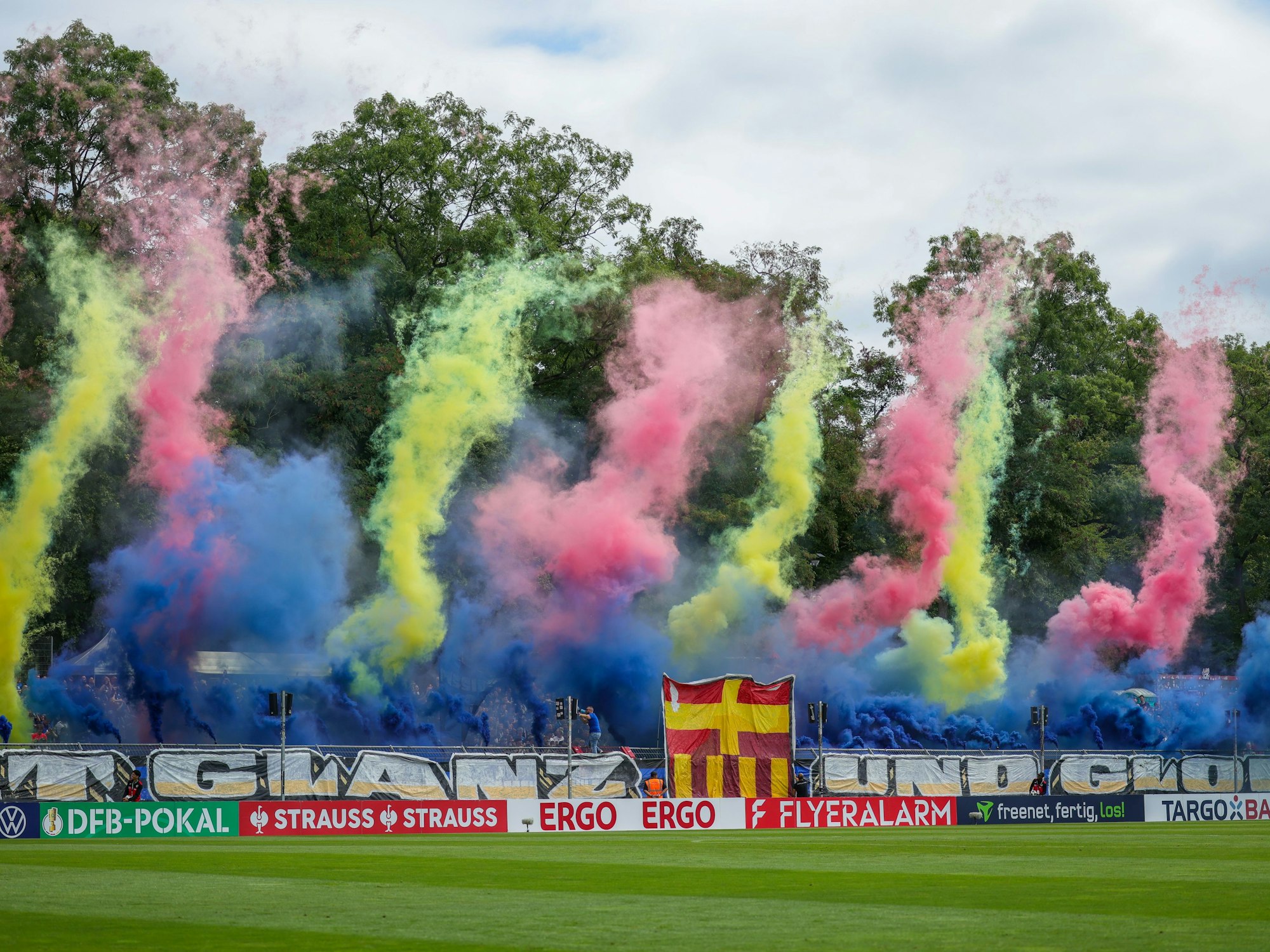 Paderborner Fans zünden bunte Rauchbomben vor dem Spiel.