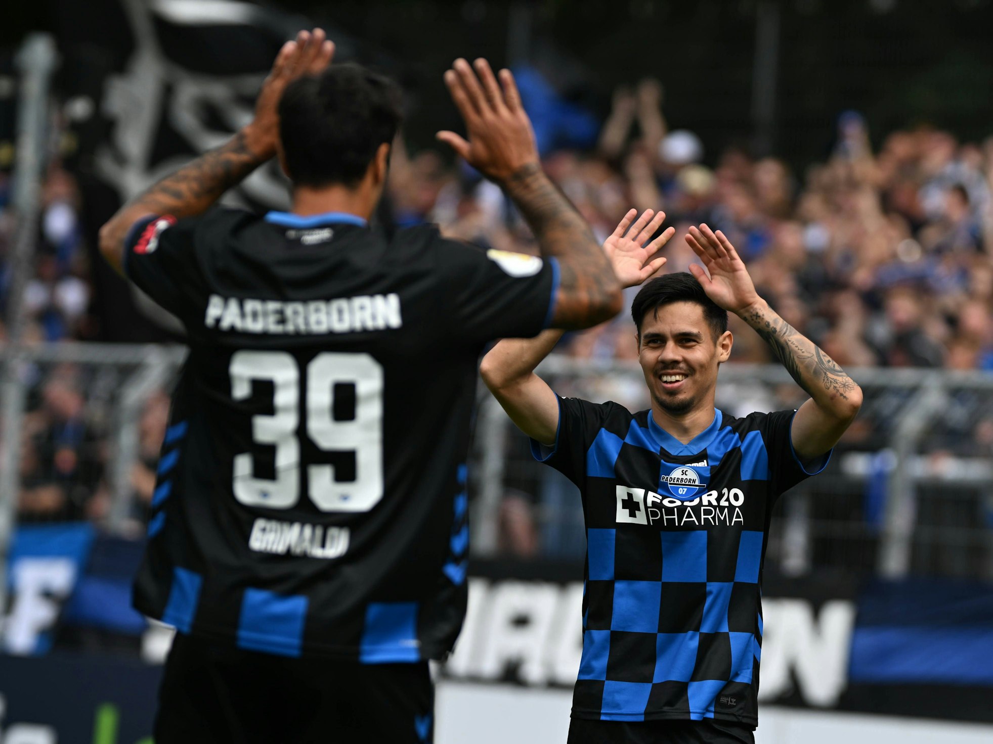 Paderborner Jubel durch Adriano Grimaldi und Raphael Obermair.