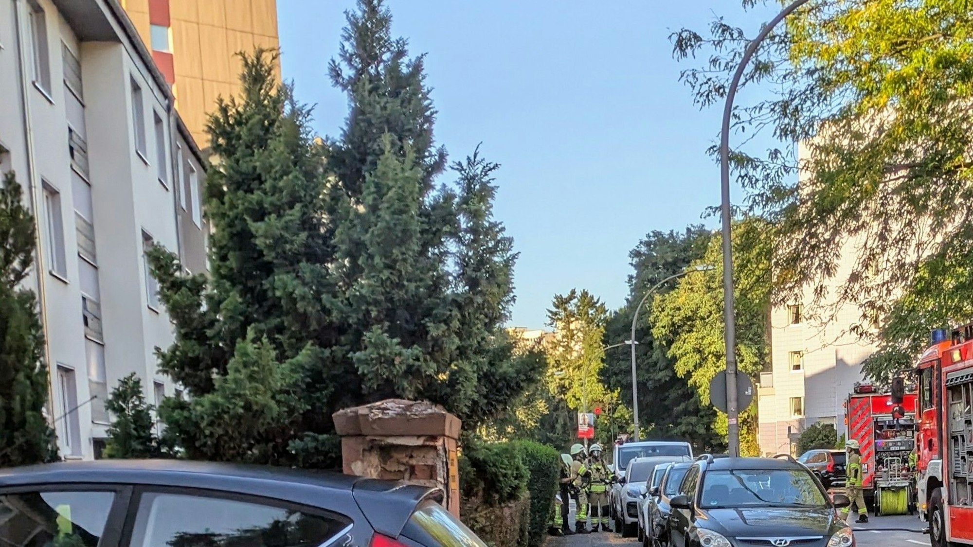 Feuerwehreinsatz am Niehler Kirchweg nach Brandanschlag auf Porsche