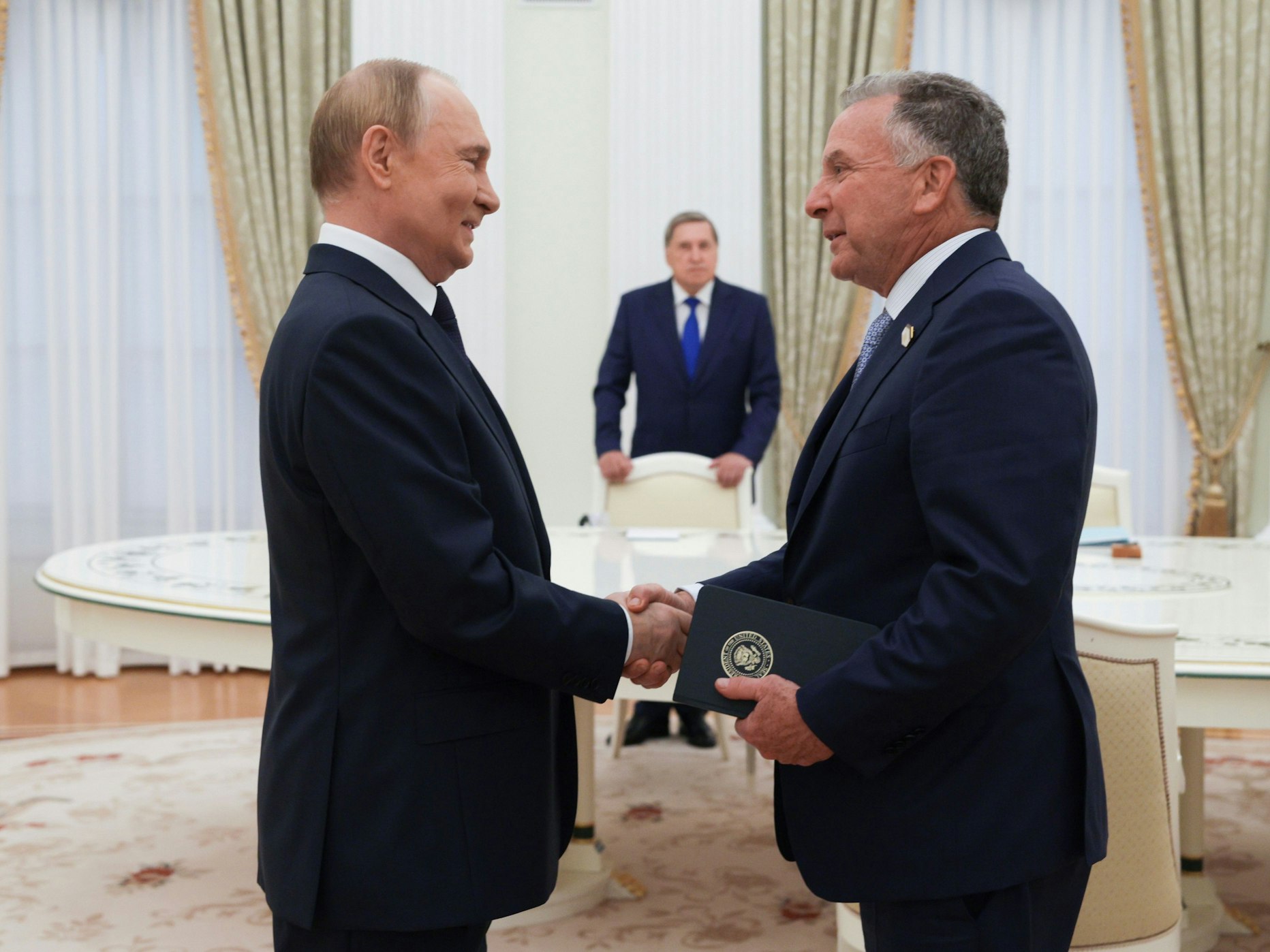 Auf diesem von der staatlichen russischen Nachrichtenagentur Sputnik via AP veröffentlichten Foto reichen sich der russische Präsident Wladimir Putin (l) und der Sondergesandte von US-Präsident Trump, Steve Witkoff (r) während ihres Treffens Anfang August in Moskau die Hände.