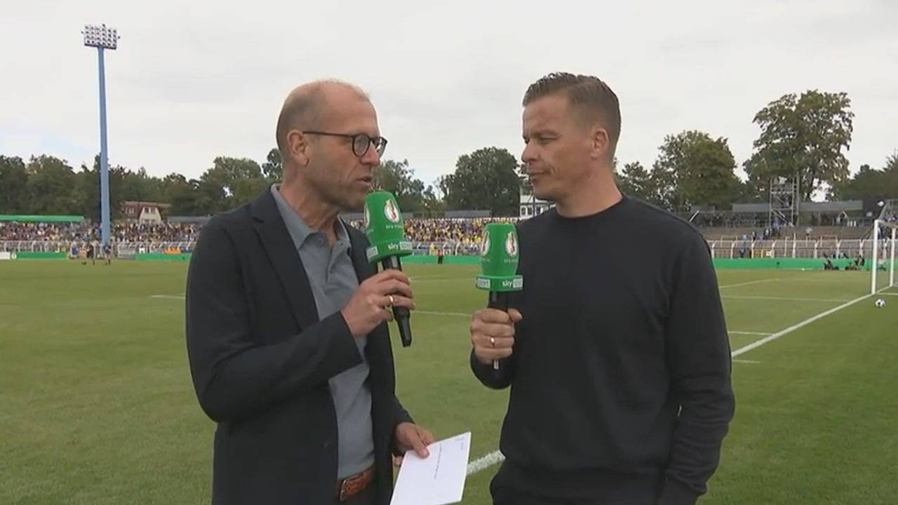 Patrick Wasserziehr im Interview beim Spiel Lok Leipzig gegen Schalke 04.