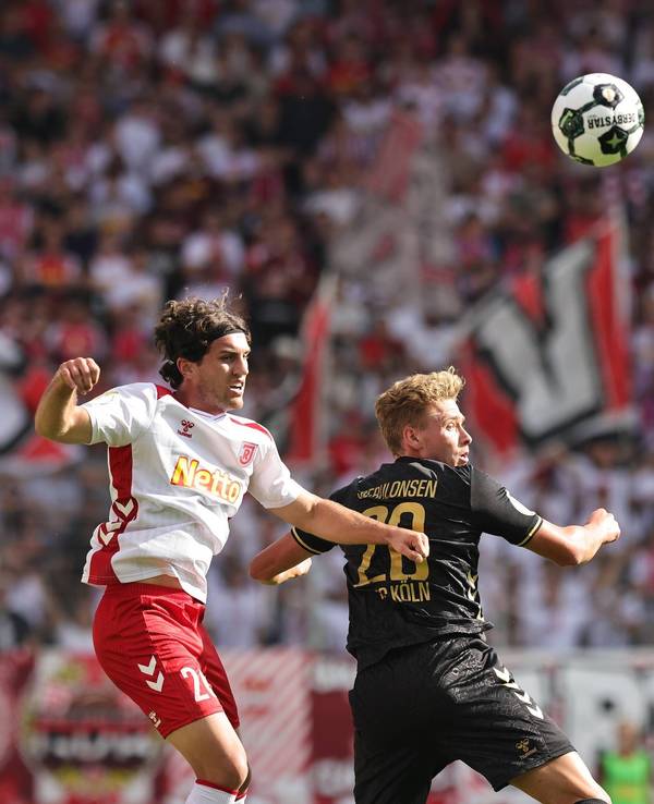 17.08.2025 - Fussball - Saison 2025 2026 - DFB Pokal Vereinspokal - 01. Runde: SSV Jahn Regensburg - 1. FC Köln - Sportfoto Zink / DaMa - xdaxmax - regulations prohibit any use of photographs as image sequences and/or quasi-video - Benedikt Bauer 26, SSV Jahn Regensburg im Kopfballduell mit Sebastian Sebulonsen 28, FC Köln *** 17 08 2025 Soccer season 2025 2026 DFB Pokal Club Cup 01 round SSV Jahn Regensburg 1 FC Köln Sportfoto Zink DaMa xdaxmax regulations prohibit any use of photographs as image sequences and or quasi video Benedikt Bauer 26, SSV Jahn Regensburg in header duel with Sebastian Sebulonsen 28, FC Köln