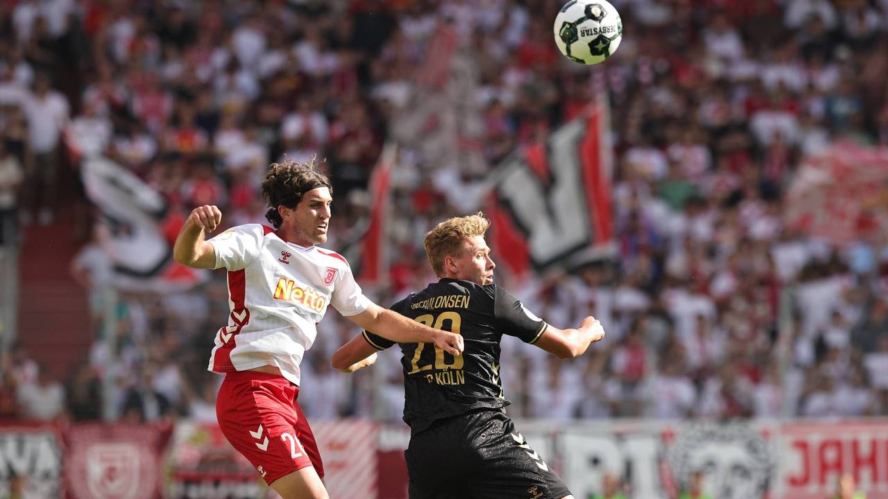 17.08.2025 - Fussball - Saison 2025 2026 - DFB Pokal Vereinspokal - 01. Runde: SSV Jahn Regensburg - 1. FC Köln - Sportfoto Zink / DaMa - xdaxmax - regulations prohibit any use of photographs as image sequences and/or quasi-video - Benedikt Bauer 26, SSV Jahn Regensburg im Kopfballduell mit Sebastian Sebulonsen 28, FC Köln *** 17 08 2025 Soccer season 2025 2026 DFB Pokal Club Cup 01 round SSV Jahn Regensburg 1 FC Köln Sportfoto Zink DaMa xdaxmax regulations prohibit any use of photographs as image sequences and or quasi video Benedikt Bauer 26, SSV Jahn Regensburg in header duel with Sebastian Sebulonsen 28, FC Köln