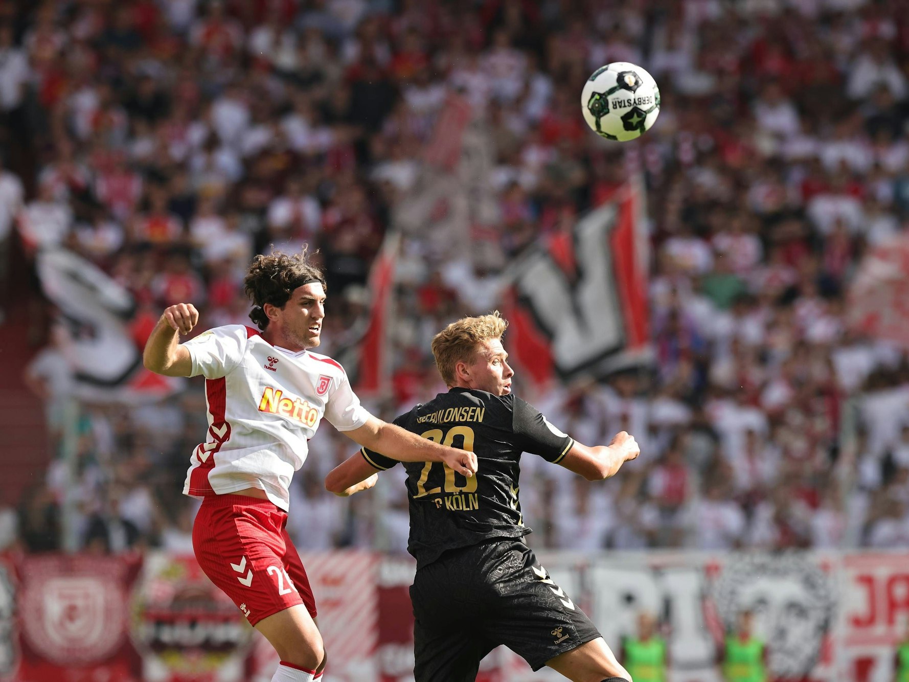 17.08.2025 - Fussball - Saison 2025 2026 - DFB Pokal Vereinspokal - 01. Runde: SSV Jahn Regensburg - 1. FC Köln - Sportfoto Zink / DaMa - xdaxmax - regulations prohibit any use of photographs as image sequences and/or quasi-video - Benedikt Bauer 26, SSV Jahn Regensburg im Kopfballduell mit Sebastian Sebulonsen 28, FC Köln *** 17 08 2025 Soccer season 2025 2026 DFB Pokal Club Cup 01 round SSV Jahn Regensburg 1 FC Köln Sportfoto Zink DaMa xdaxmax regulations prohibit any use of photographs as image sequences and or quasi video Benedikt Bauer 26, SSV Jahn Regensburg in header duel with Sebastian Sebulonsen 28, FC Köln